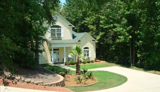 Beautiful Executive Home, Concord, Sleeps 6