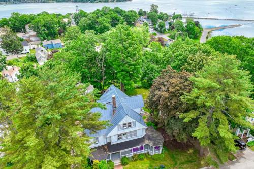 Beautiful home with Ping-Pong, fast WiFi & W/D - walk to dining