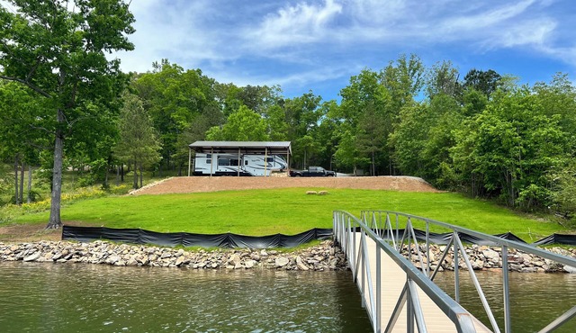 Beautiful RV on Smith Lake