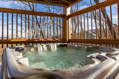 Beorns Cottage 5BR Smoky Mountain Getaway with Views, Hot Tub & Game Room