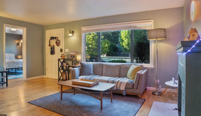 Big Yard + BBQ ~ Walk2Coffee ~ FullKitchen ~ Cozy & Spacious
