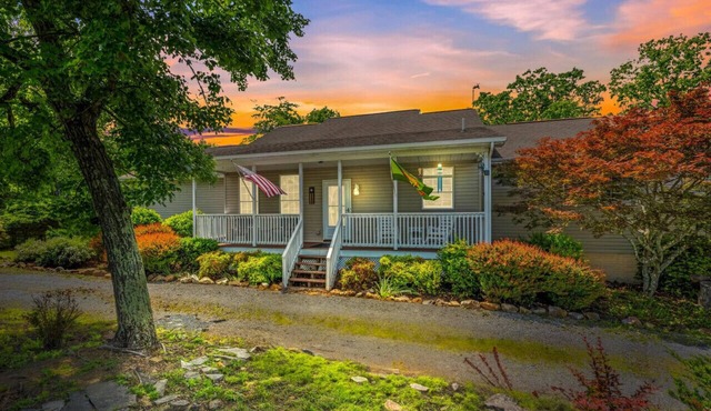 Blue Badger Cottage-wifi, screen porch, fire pit, game room, king bed, fireplace