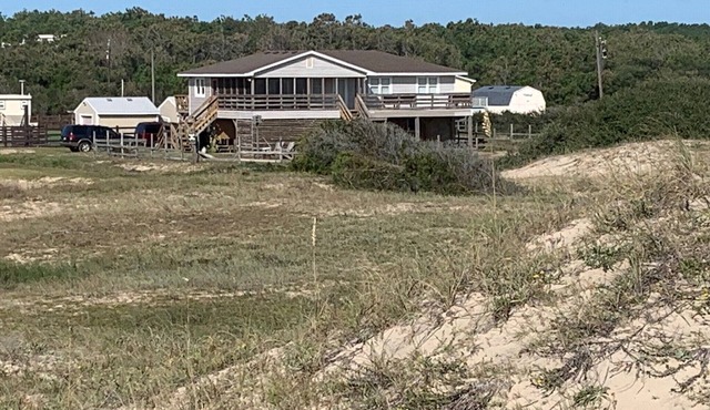 Book NOW! Dog friendly, partial Ocean View, 4x4 Area, Cozy Beach cottage .