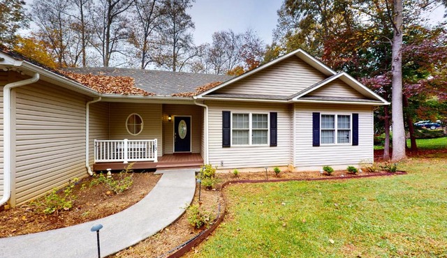 Briarcliff - 3000 sq ft waterfront home w/private dock, 2 kitchens & pool table