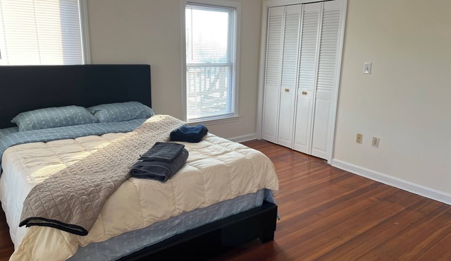 Bright & Spacious 1BR with AC, 3rd fl, near T, free parking