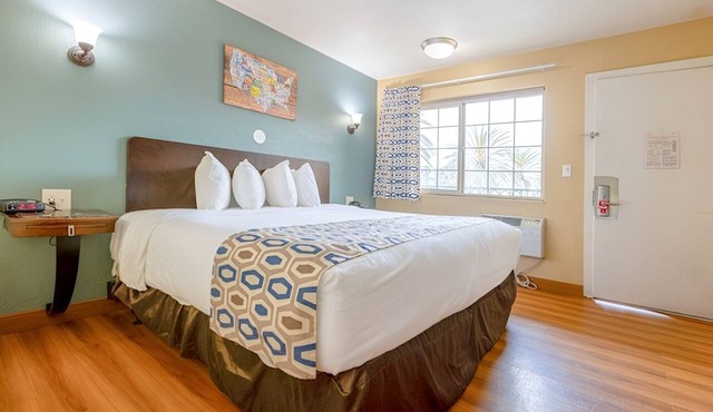 Budget-Friendly King Room Close to Oceanside Beach