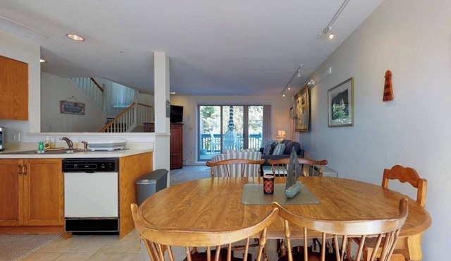 Cape Cod style condo with grill, pool, sauna, & gym - near beach in Old Orchard Beach