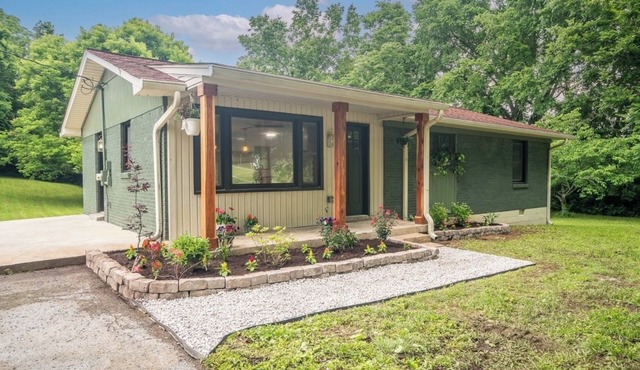 Carters Creek Cottage just minutes away from Franklin, Leipers Fork, South Hall.
