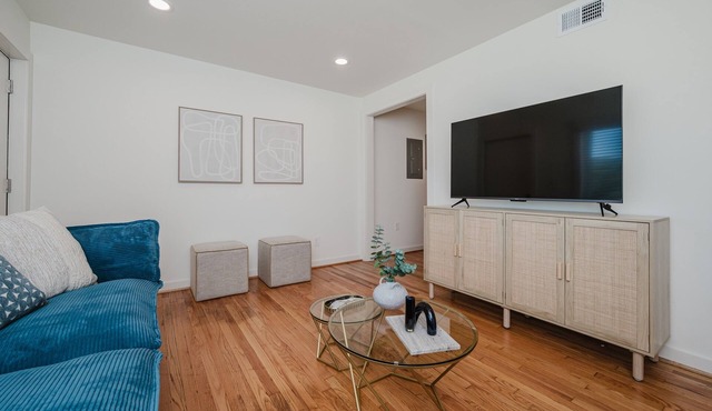 Central Suite B - 2 Bedrooms/King Bed/Parking