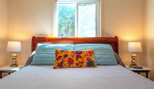 Charming 1-bedroom medium term rental apartment in serene Santa Fe w/WiFi, AC,