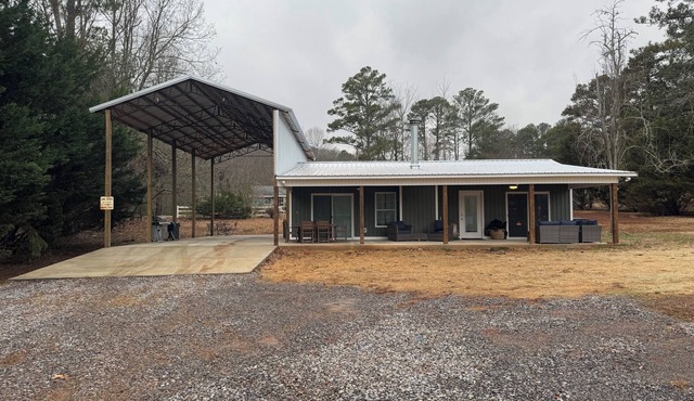 Charming 2-bed 2-bath cabin with views of Lake Guntersville from every room.