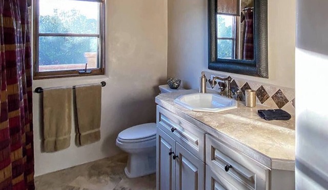 Charming 2-bedroom bungalow with WiFi, AC in beautiful Española