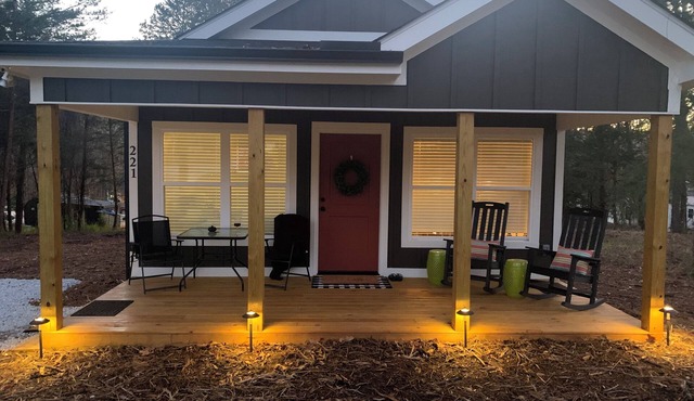 Charming 2-bedroom Tiny House with WiFi, near Clemson University & Lake Keowee. in Seneca