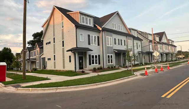 Charming 3-bedroom townhome with WiFi, AC in gorgeous Charlotte