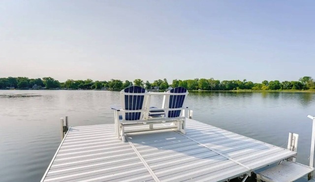 Charming 3-bedroom cottage in quaint Shipshewana with AC, WiFi