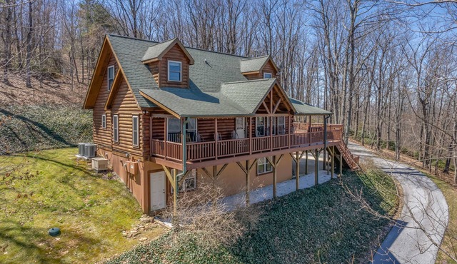 Charming 4BR Cabin with Dynamic Mountain Views