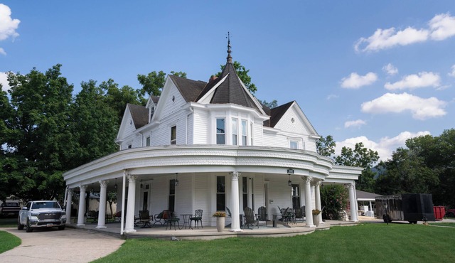 Charming 6BR/5BA Victorian retreat near Blue Ridge PKW each room uniquely styled