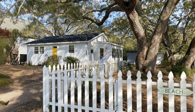 Charming artist’s cottage near the beach, large lot with beautiful oaks