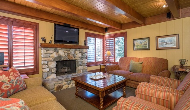 Charming Condo with WIFI and Mtn Views