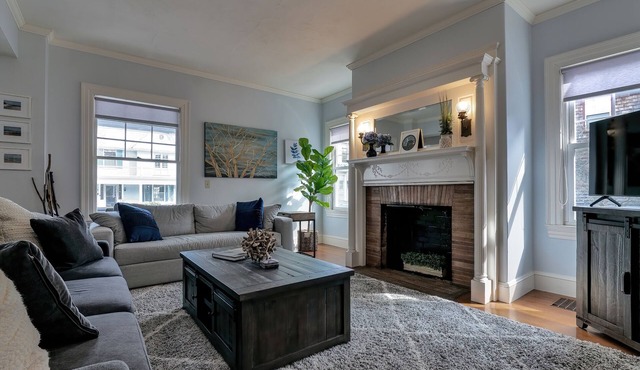 Charming Home in Hearth of Town, Yard, Fire Table, Grill, Free Parking