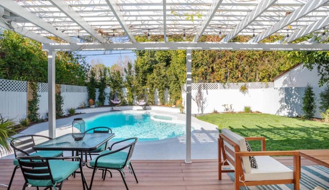 Charming home Universal pool hot tub