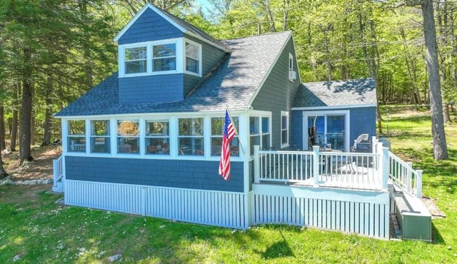 Charming lakefront cottage with a dock, WiFi, & washer/dryer - dogs welcome