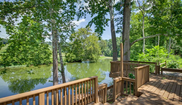Charming Lexington Getaway - Large Riverfront Deck