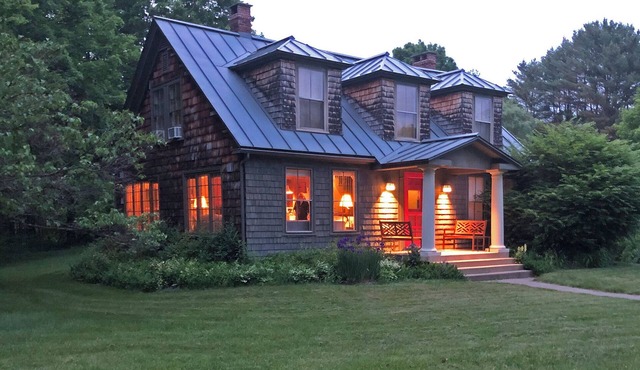 Charming, Private & Peaceful Waterfront Farmhouse, Studio and Camp