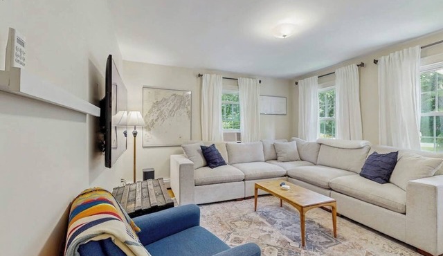 Charming Retreat w/WiFi, Ping Pong Table & Walking Distance to the Ocean