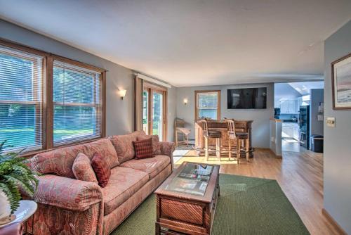 Charming Saco Home w/Deck, 5 Mi to Beach!