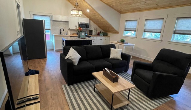 Charming studio above garage apt located close to Downtown Hendersonville!