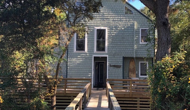 Charming, unique beach bungalow nestled in woodsy dunes. Walk to private beach. in Kitty Hawk