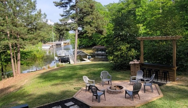 Charming waterfront in a quaint cove. Linens provided. Close to stores & dining.