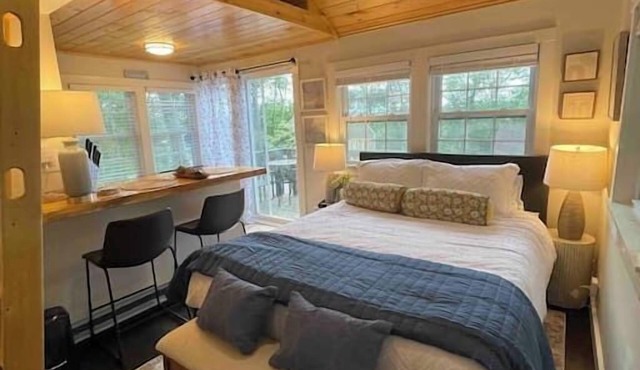 Cheerful Cottage with Loft Close to Everything 6