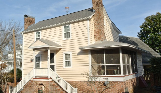 Circa 1810 Home - Downtown New Bern Historic District - 2 BRs with King Beds