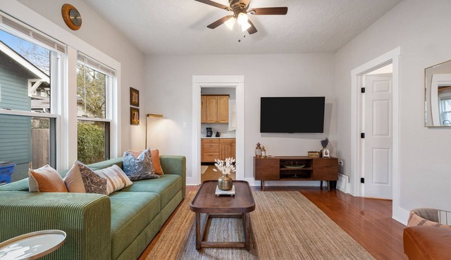 Classic charm home meets modern comfort in the heart of Uptown Vancouver. Just 4 blocks to Main Street and a short drive to the Waterfront, this spacious 5-bedroom home is perfect for families, friend groups, and multi-generational stays.