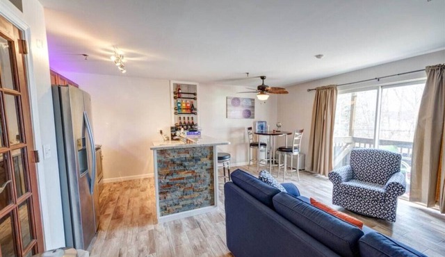 Close to Weirs Beach, concerts, water views, Pool