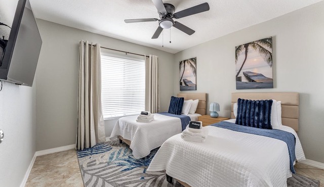 Coastal Condo Near Siesta Key - Pools, Gym & Private Balcony