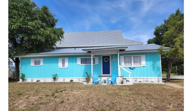 Coastal Cottage (5min walk to beach, ample parking, dog-friendly!)
