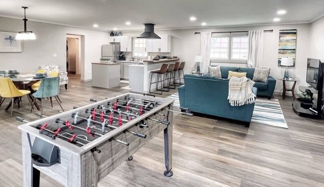 Corporate Stay: 3BR, Arcade, Patio & Fast WiFi