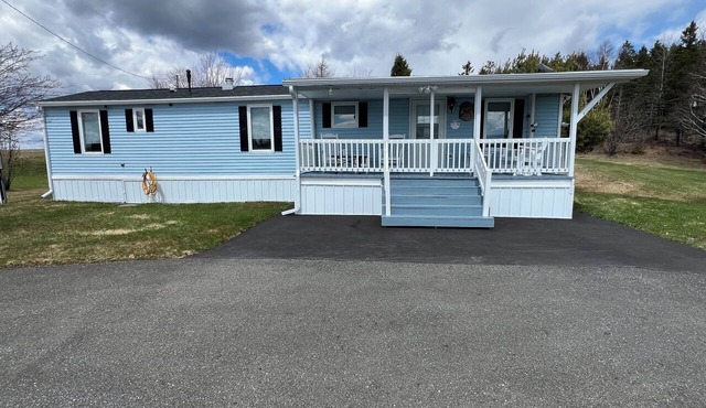 Cozy 2-bedroom mobile home in fantastic New Canada with AC