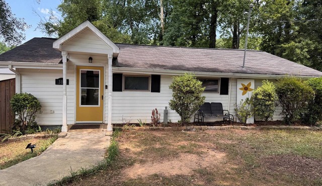 Cozy 2BR Home – 15 Min to Tryon Equestrian Center, 3 Min to Downtown Landrum