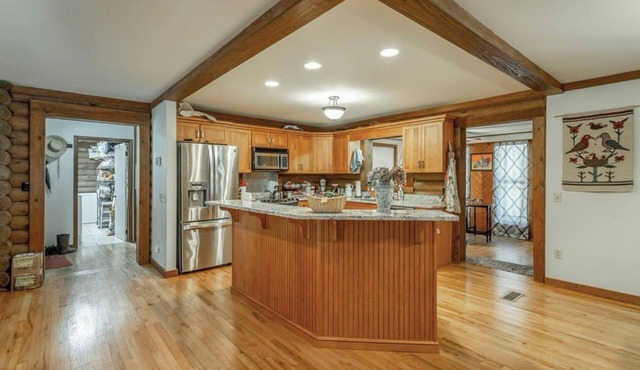 Cozy 3-bedroom 2 bathroom cabin near Chattanooga. Firepit, spa, pool, fireplace.