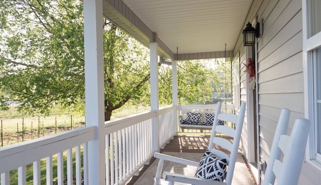 Cozy Cottage located in an Apple Orchard - 5 mins from Downtown Hendersonville