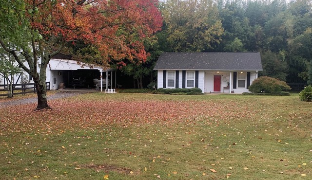 Cozy country stay centrally located to entertainment, adventure and good food!