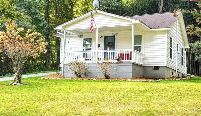 Cozy Hendersonville cottage with Wifi, deck, grill & easy access to adventures