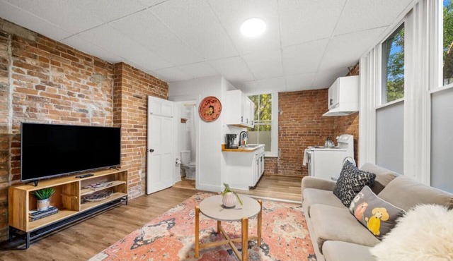 Cozy Studio with Parking | Near UC, Zoo, Downtown in Cincinnati