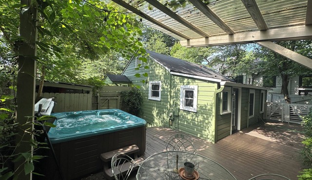Craftsman cottage w/hot tub