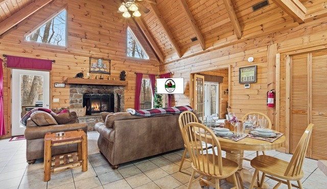 Dakota Cabin Hot Tub Retreat Near Thunder Ridge Sleeps 6