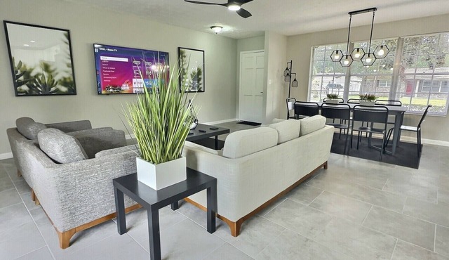 Darren’s Den: Sleeps 8! 4Bd/2Bth/Garage Modern Home